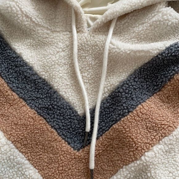 VICI Hooded Sherpa Chevron print Pullover. Size S. Cream / Tan / Gray - Picture 10 of 14